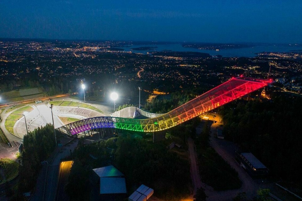 PRIDE: Holmenkollen i Oslo lyste opp i regnbuens farger natt til fredag. Regnbuens farger er symbolet på pride. Det er en feiring av skeiv kjærlighet og mangfold.