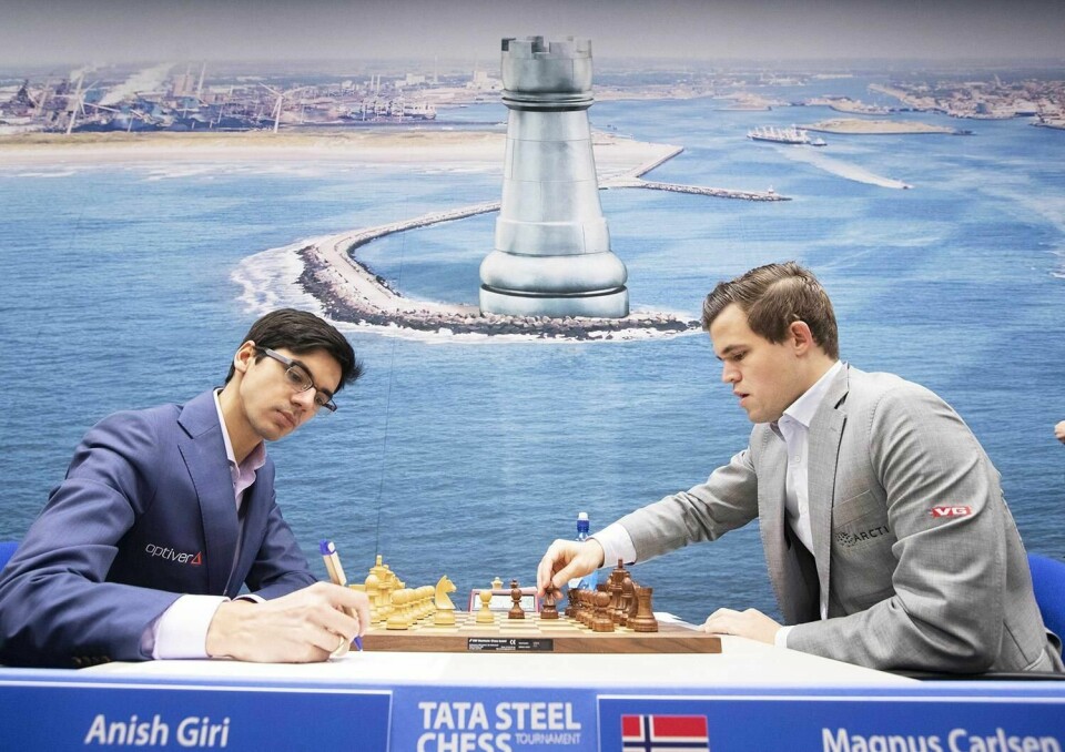 LEDER: Magnus Carlsen leder sjakk-turnerningen Shamkir Chess. Han vant over Anish Giri til venstre) sødnag. Bildet er fra en turnering før.