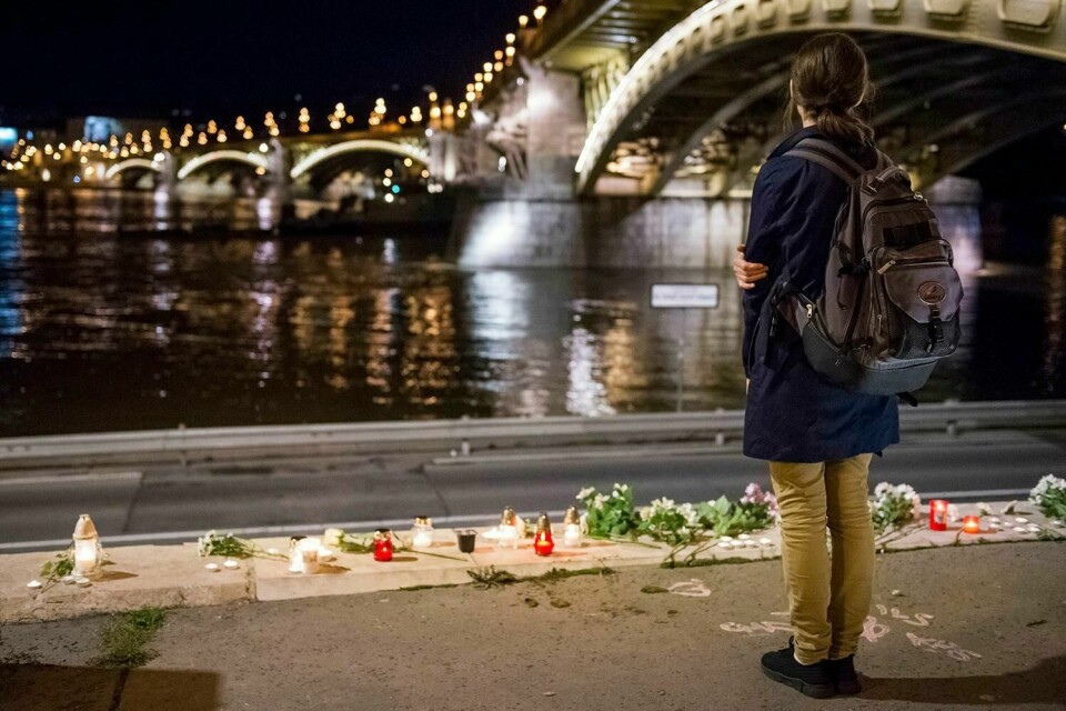 SORG: Det er lagt blomster ved elven Donau til minne om de savnede og døde. Fortsatt er 21 mennesker ikke funnet etter ulykken.