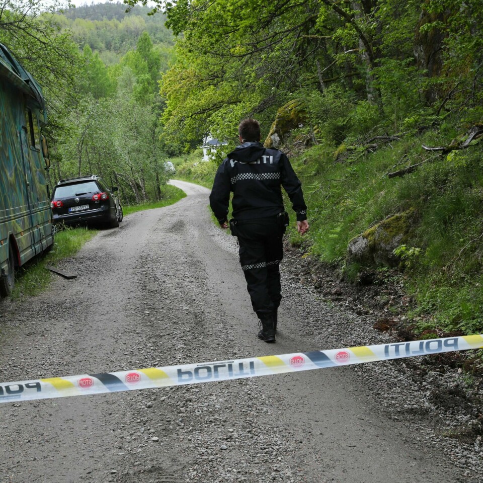 DØD: En kvinne ble funnet død og en annen alvorlig skadd. Det skjedde på denne grusveien i Vest-Agder. Politiet tror noen kjørte på kvinnene og kjørte sin vei.