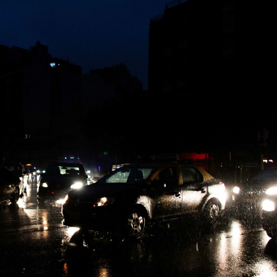 MØRKT: Slik så det ut i Buenos Aires i Argentina søndag.