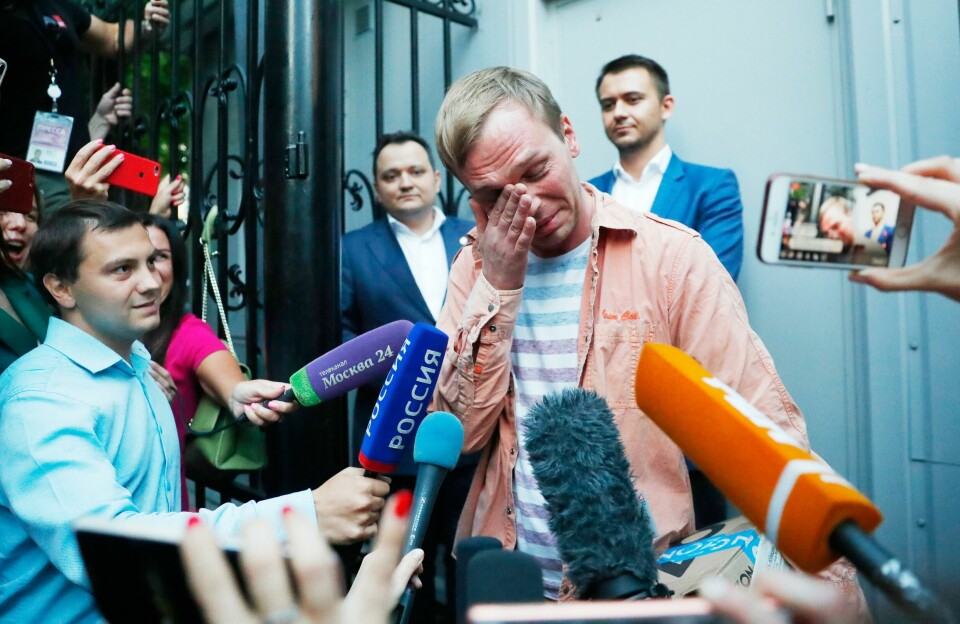 FRI: Ivan Golunov gråt da han slapp fri tirsdag. Bildet viser journalisten Ivan Golunov foran en forsamling.
