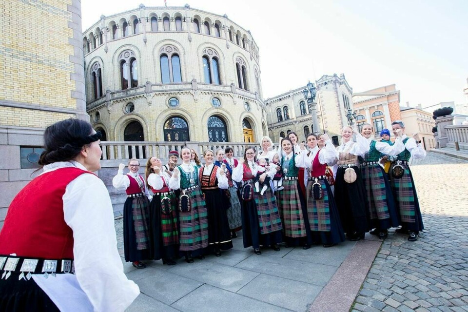 DEMONSTRERTE: Bunads-geriljaen holdt en markering utenfor Stortinget i slutten av april. De kjemper for å beholde fødeavdelingen sin.