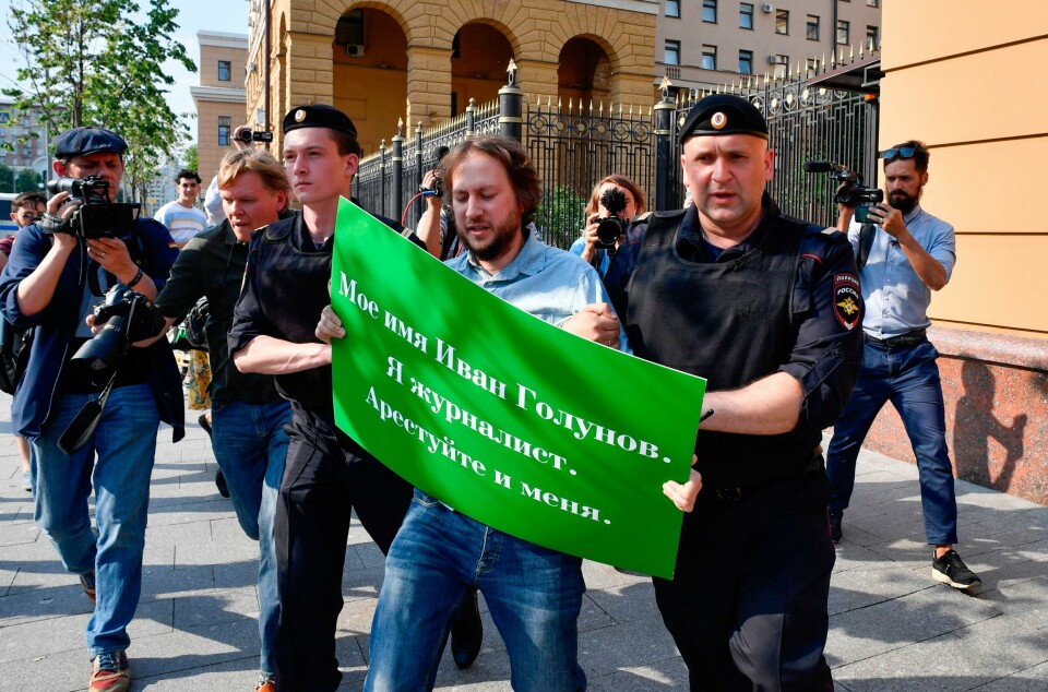 PROTEST: Folk protesterte utenfor fengselet der Ivan Golunov satt. Her fjerner politiet en demonstrant 7. juni. Bildet viser at politiet fjerner en demonstrant 7. juni.
