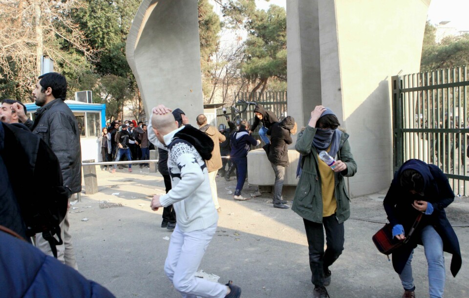 PROTESTER: Studenter protesterer mot økonomiske problemer. Bildet er fra hovedstaden Tehran i Iran lørdag.