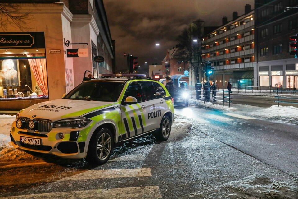 KNIVSTIKKING: En tenåring ble stukket med kniv på en buss i Oslo. Han er nå utenfor livsfare.
