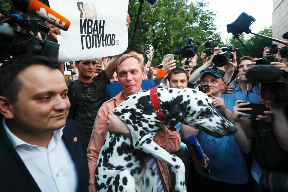 HJEM: Ivan Golunov fikk reise hjem med hunden sin tirsdag. Han er ikke lenger siktet for narkotika-forbrytelser. Bildet viser Ivan Golunov som bærer hunden sin.