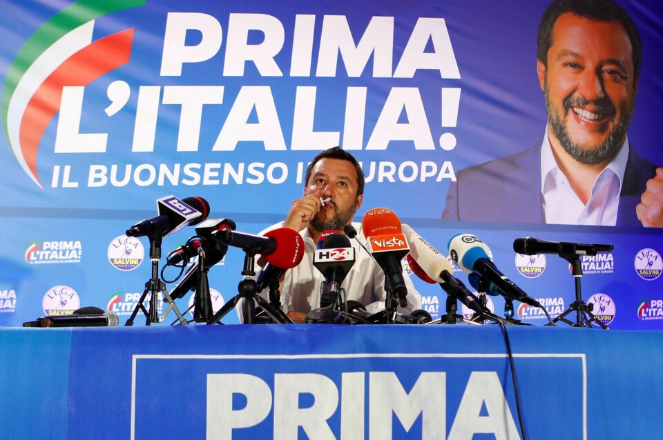 VANT: Matteo Salvini kysset et kors og takket for et godt valg. Partiet Ligaen i Italia vant valget til EU-parlamentet.