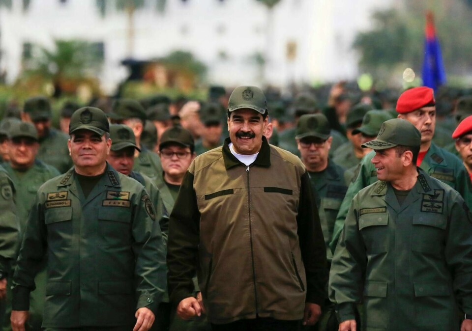 FORHANDLINGER? Folk fra regjeringen i Venezuela og folk fra opposisjonen snakker sammen i Oslo. Målet er en løsning på krisen i landet. Bildet viser president Nicolás Maduro sammen med folk fra hæren.