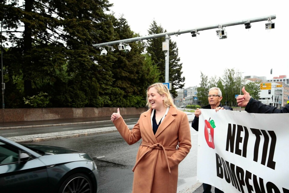 PROTEST: Lokale Frp-politikere kjemper mot bomstasjonene. Aina Stenersen fra Oslo Frp demonsterte mot nye stasjoner 1. juni.