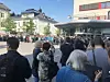 Bildet viser folk som står i kø utenfor Drammen stasjon.