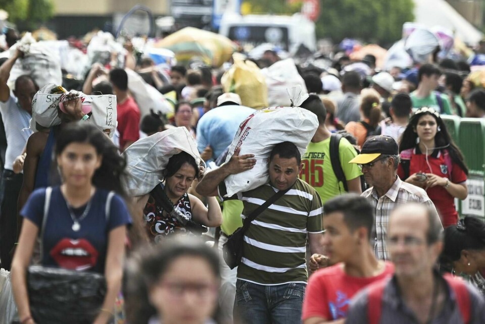 FLERE: Hver dag krysser minst 63.000 mennesker grensa mellom Venezuela og Colombia. Nå trenger også Colombia hjelp.