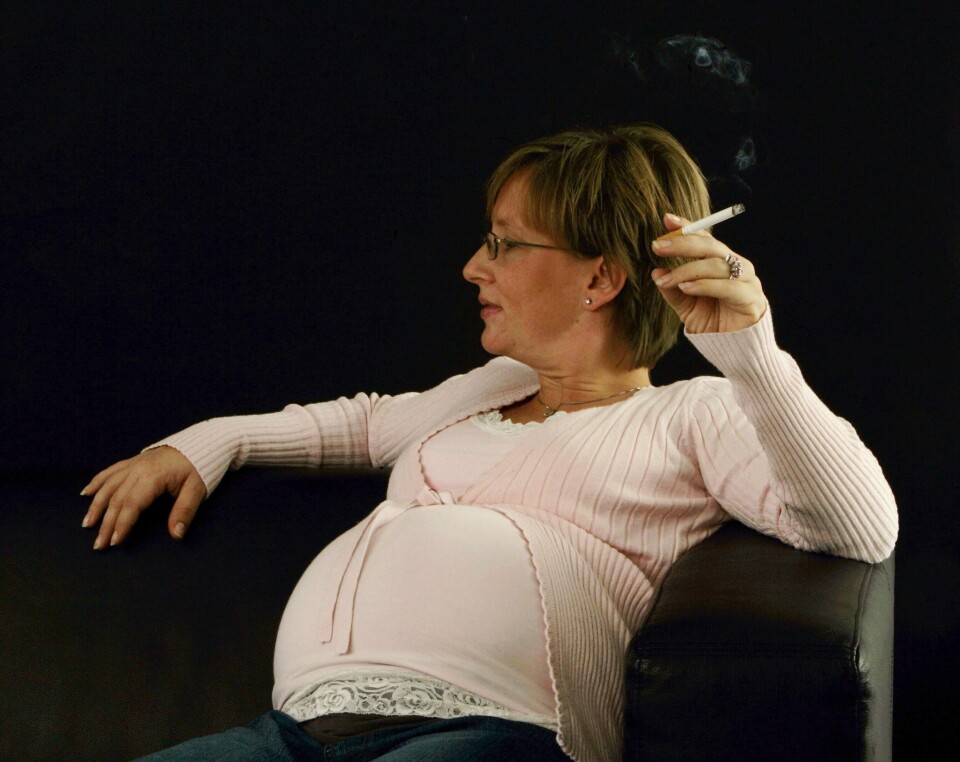 RØYK: Færre røyker mens de er gravide enn for 20 år siden.