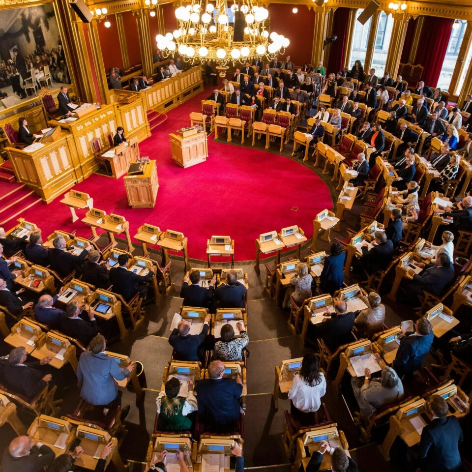 FULLT: Politikere kommer til å sitte tett i tett i Stortinget torsdag. De skal avgjøre to vanskelige saker.