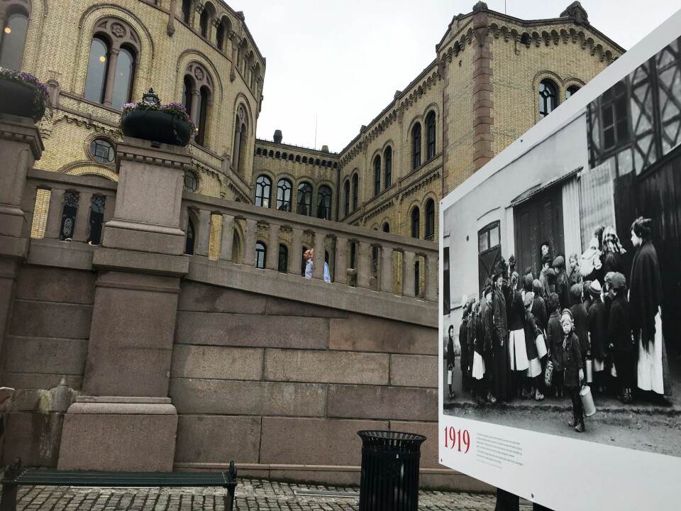 UTSTILLING: Utenfor Stortinget er det nå en foto-utstilling. Den forteller om historien til stemmeretten i Norge. Bildet viser en fotoplakat utenfor Stortinget.