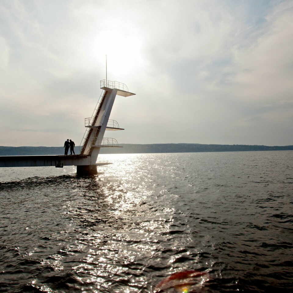 VARMT: Deler av Norge får en varm helg. Bildet er av stupetårnet på Ingierstrand utenfor Oslo.