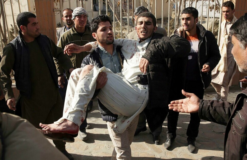 ANGREP: En mann bæres bort. Han ble skadd i et angrep i Kabul i Afghanistan lørdag.