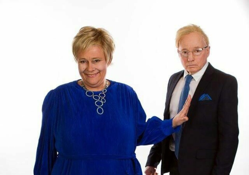 ETTERLIGNER: Rigmor Galtung etterligner statsminister Erna Solberg. Mannen Sindre spilles av Kåre Nybakk.