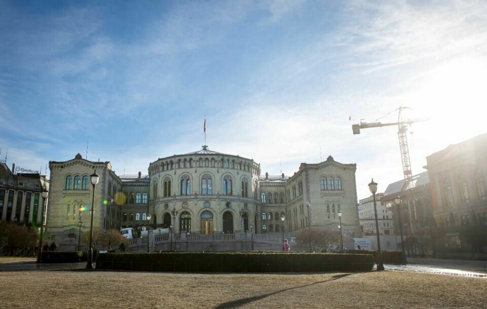 FRIKJENT: Mange er uenige i at tre menn ble frikjent for voldtekt. Det blir demonstrasjoner flere steder i landet. Også her, utenfor Stortinget i Oslo.