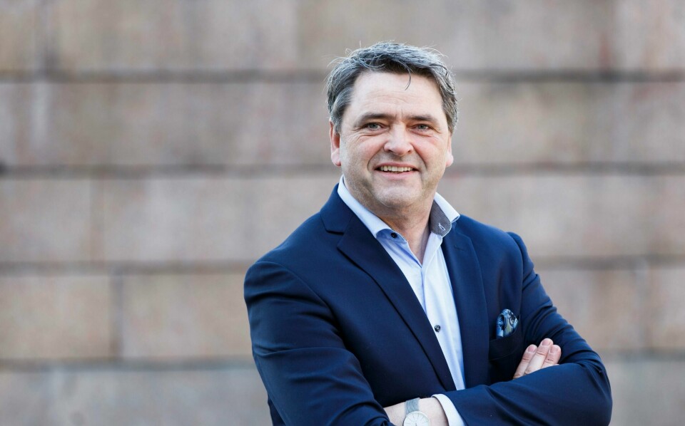 SPARE: Magne Gundersen jobber i Sparebank 1. Han råder folk til å se på utgiftene sine og spare.