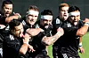 Bildet viser rugbyspillere fra New Zealand som danser haka-dans.
