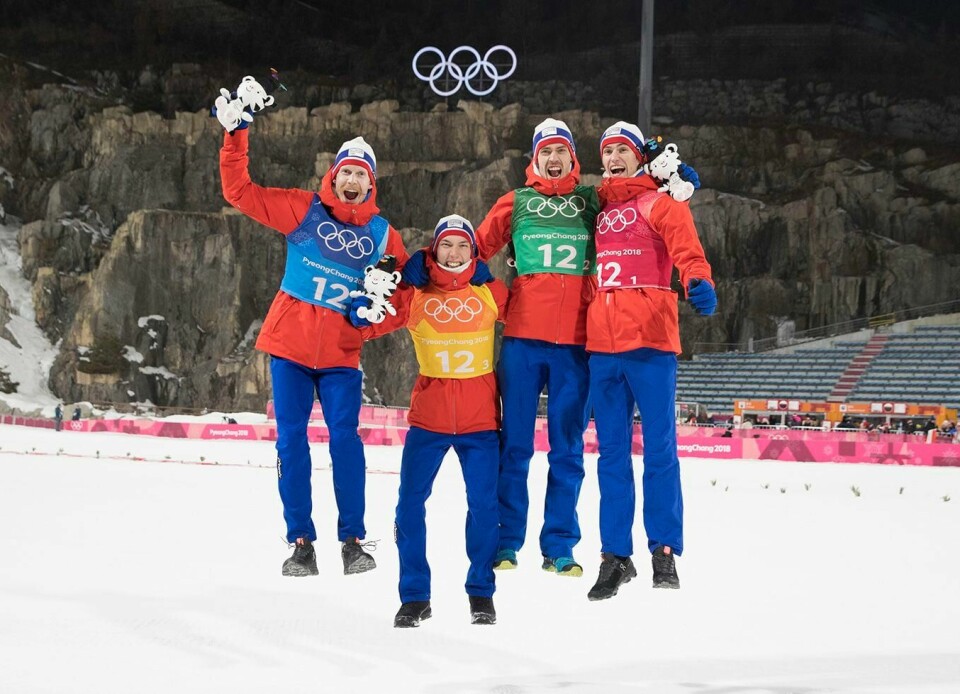 GULL: Daniel Andre Tande, Johann André Forfang, Andreas Stjernen og Robert Johansson hopper av glede. Laget vant gull i hopp.