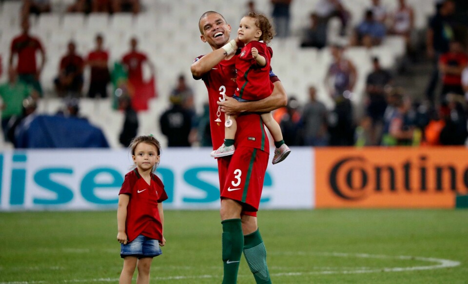 GLADE: Pepe var en av Portugals beste spillere torsdag. Etterpå feiret han seieren sammen med døtrene sine.