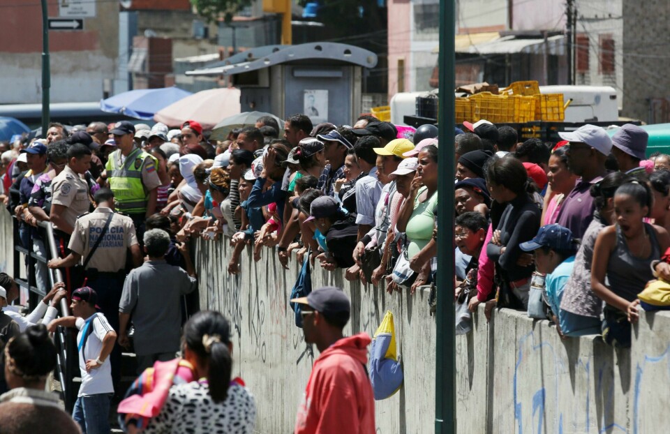 SULTNE: Folk vente på å få kjøpe mat utenfor et kjøpesenter. De er i byen Caracas i Venezuela 30. juni.