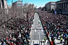 Bildet viser folk som protesterer i Washington DC under March for Our Lives i USA.