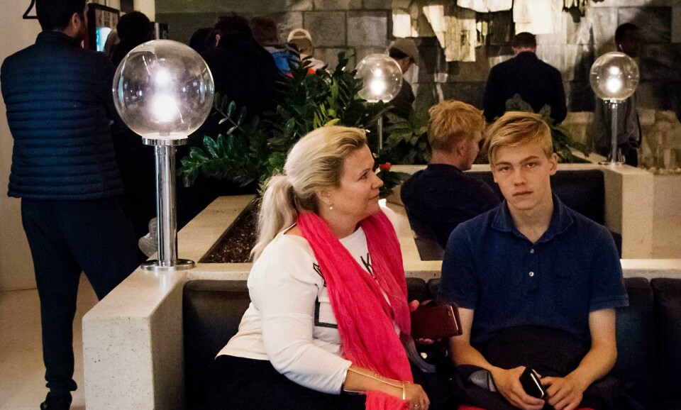 VENTER: Else Gro Ommundsen og sønnen Evan Risvald skal til Italia. Sønnen trenger et pass. De og mange andre har måttet vente lenge. Hun mener politiet burde informert bedre om passregler. – Jeg forstår at folk er irriterte, sier hun til Klar Tale.