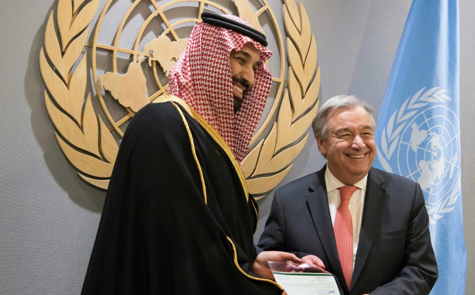 PENGER: FN får penger slik at de kan hjelpe folk i Jemen. Prins Mohammed bin Salman gir pengene til António Guterres.