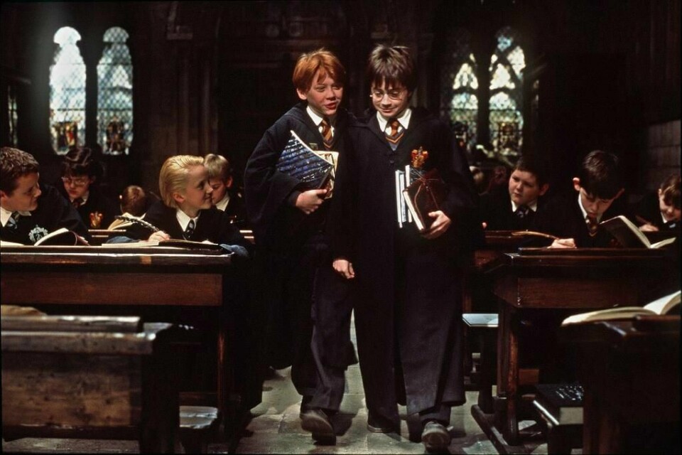 MAGISK: Slik er vi vant med å se Harry Potter (til høyre) og vennen hans Ronny. Nå kommer det teater om den unge trollmannen.