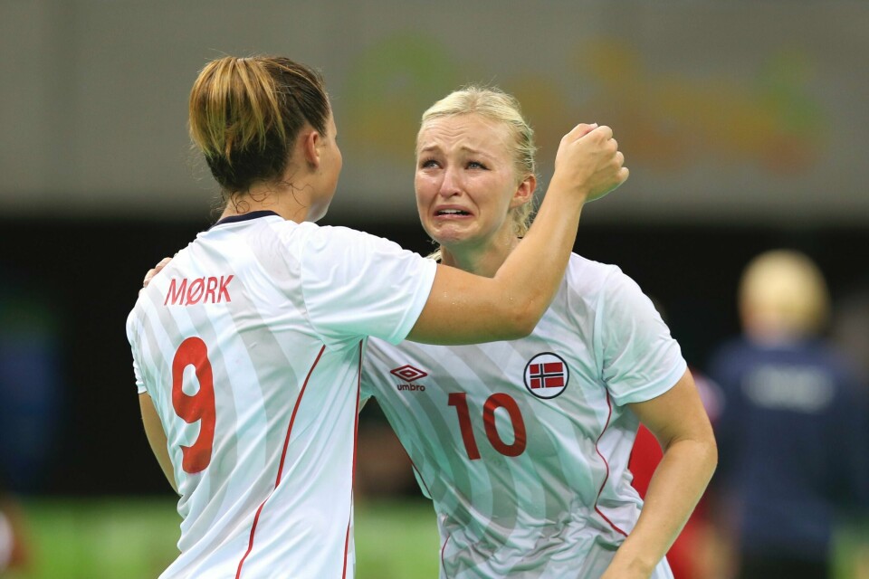 SKUFFET: Nora Mørk og Stine Bredal Oftedal gråt av skuffelse natt til fredag. Håndballaget til Norge tapte mot Russland. De fikk ikke spille om gullet.