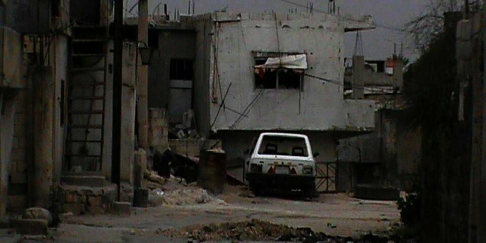 KAMPER:  Mange ødelagte hus sto igjen etter angrep i byen Rastan i Syria i april i år. Nå er det igjen harde kamper i byen.