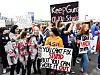 Bildet viser folk som protesterer under March for Our Lives i USA.
