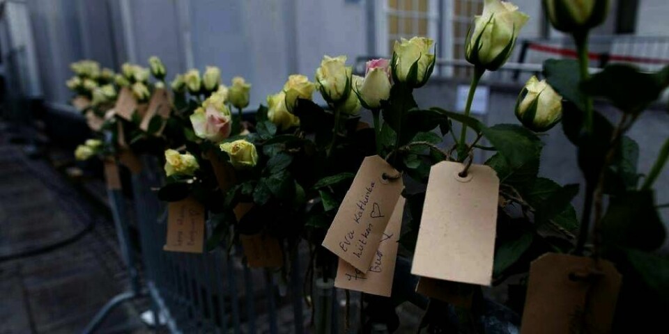 Mange legger roser utenfor tinghuset. Det er for å støtte de pårørende. Disse rosene har lapper med navnene til hver av de drepte. Torsdag samler flere tusen seg for å synge. De vil støtte ofrene og familiene deres.