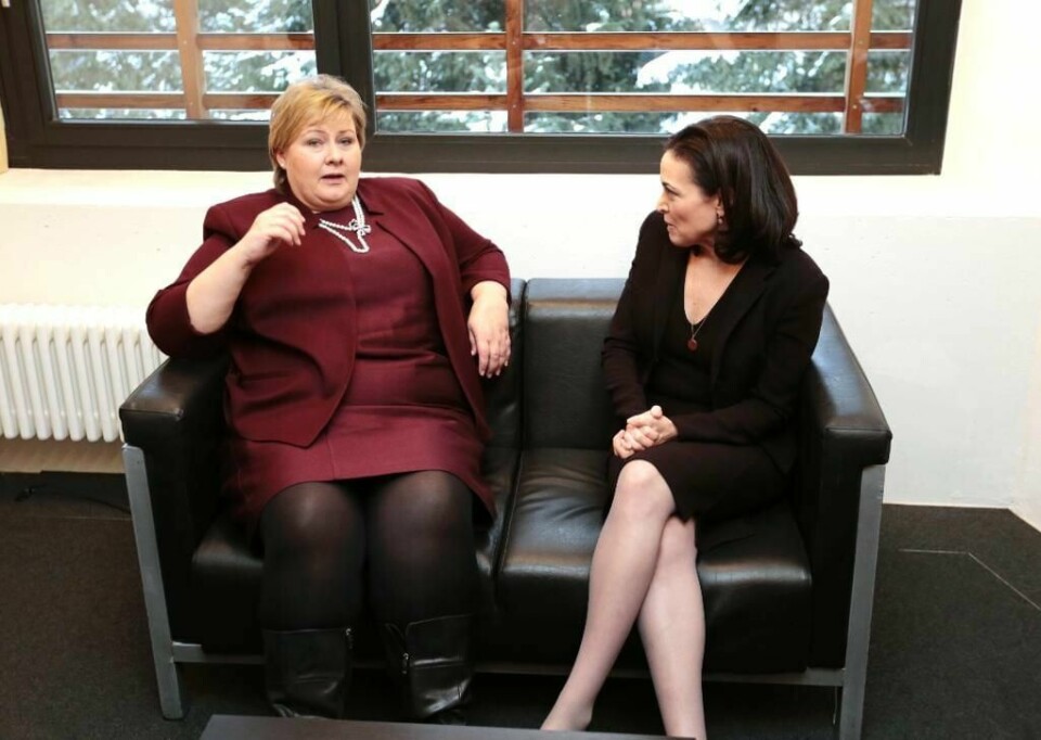 STATSMINISTER: Statsminister Erna Solberg la ut et spesielt bilde fra Vietnam-krigen på Facebook. Det ble fjernet. Her sitter hun sammen med daglig leder i Facebook. Hun heter Sheryl Sandberg.