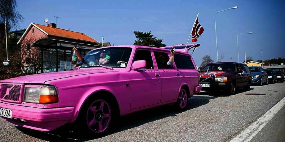 HANDLER: I fjor reiste denne rosa bilen med nordmenn i og mange andre til Strömstad i Sverige. Skjærtorsdag er blitt den store handledagen. Mange drar da til Sverige for å kjøpe billig mat.