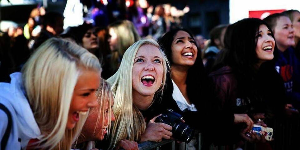 FANS: Hundrevis av unge jenter er i Oslo sentrum. De håper å få et glimt av idolet Justin Bieber.