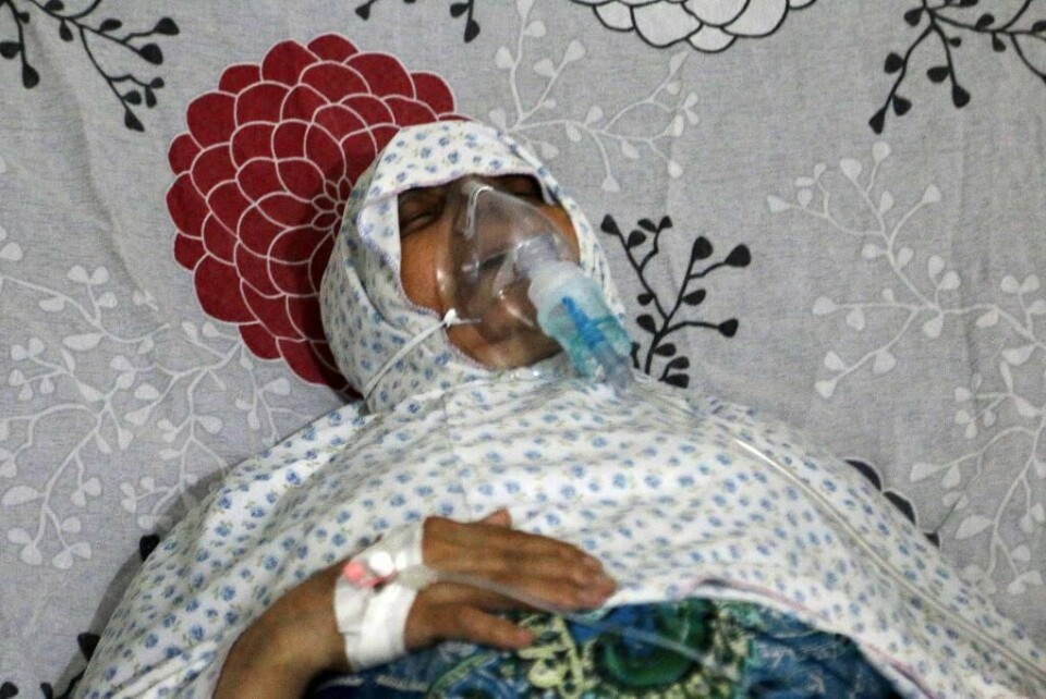 FORGIFTET: En kvinne må bruke maske for å puste. Hun var i Aleppo da klorgass forgiftet henne fra en bombe.
