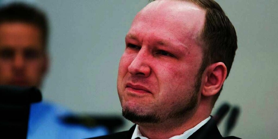 GRÅTER: Tiltalte Anders Behring Breivik gråter. Det er i sal 250 i Oslo tinghus mandag morgen. Breivik er tiltalt for terrorangrepet i Oslo og på Utøya 22. juli 2011.