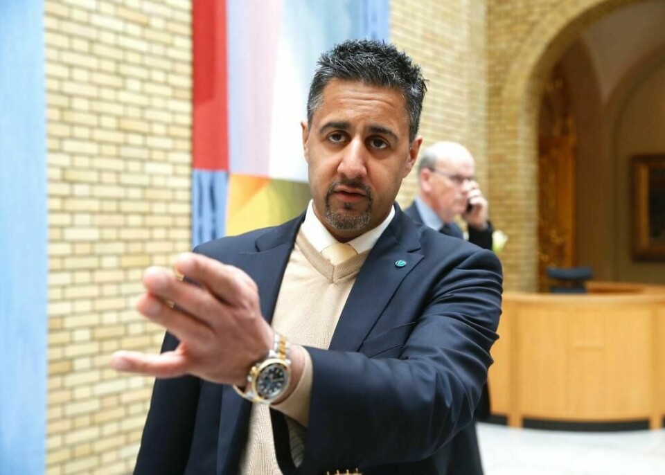 HETSET: Politiker Abid Raja er ikke glad i heldekkende plagg som nikab. Han fikk en tekstmelding med hets.