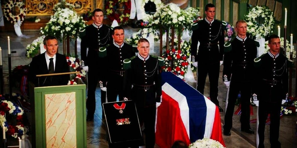 FARVEL: Soldater fra Garden står vakt ved Gunnar Sønstebys båre. Statsminister Jens Stoltenberg (til venstre) var en av dem som holdt tale i bisettelsen til krigshelten. Sønsteby ble 94 år gammel.