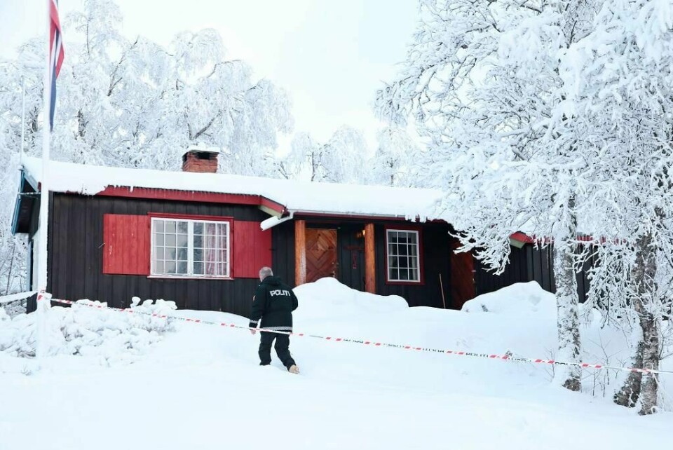 DØDE: I denne hytta ble en 13 år gammel jente funnet død. Nå er moren tiltalt for omsorgssvikt.