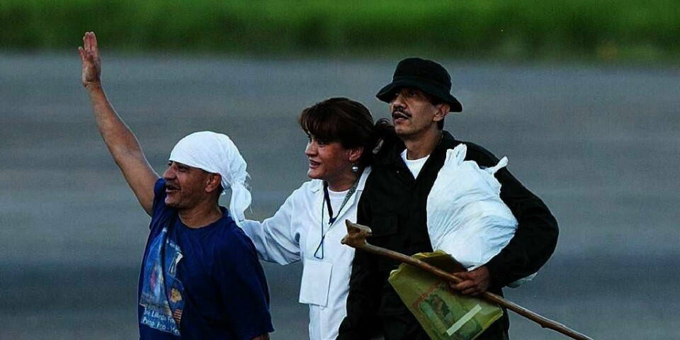 FRI: Jose Libardo Forero (til høyre) er fri etter 12 år som fange. Han ble tatt av gerilja-gruppa FARC i Colombia. Nå er han endelig hjemme hos familien og datteren som er blitt tenåring.