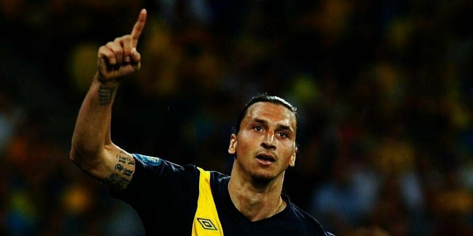 VANSKELIG: Sverige møter England i europa-mesterskapet (EM) i fotball fredag. Det blir vanskelig, mener England. De har ikke klart å vinne over Sverige på sju forsøk. Her feirer svenskenes Zlatan Ibrahimovic sitt mål mot Ukraina mandag.