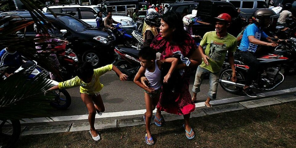 PANIKK: Folk i Indonesia fikk panikk etter det kraftige jordskjelvet onsdag. Folk flyktet fra kysten og opp på høyere grunn.