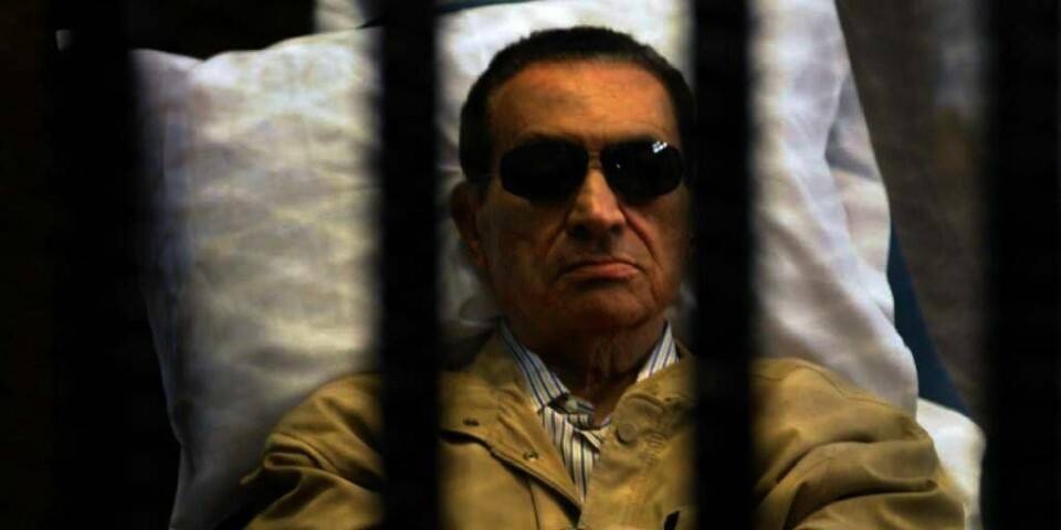 MUBARAK: Hosni Mubarak måtte ligge i en seng under rettssaken på grunn av dårlig helse. Bildet er fra en celle i retten. Nå hevder flere kilder at han er død.