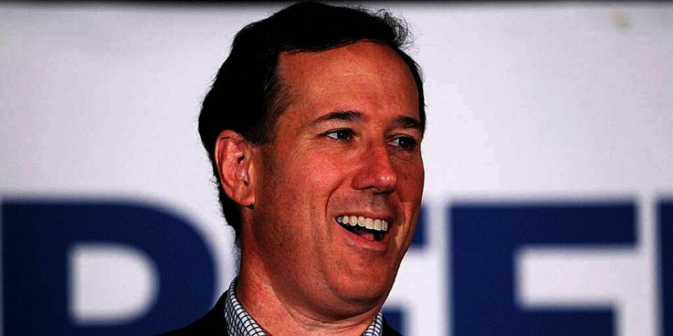 STØTTE: Rick Santorum kjempet hardt mot president-kandidat Mitt Romney i USA. Santorum måtte slutte. Men først nå sier han at han støtter Romney.