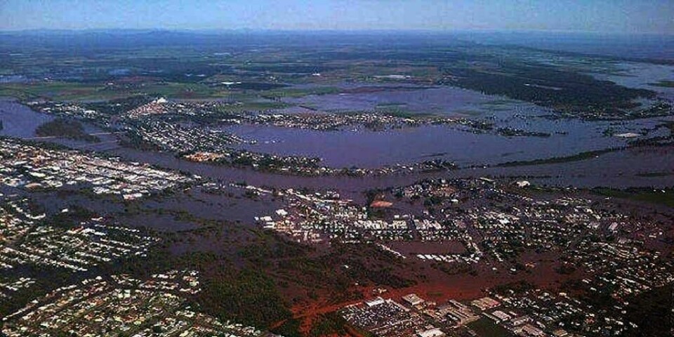 FLOM: Vann fra elven Burnett har oversvømt deler av byen Bundaberg øst i Australia. Tusenvis av mennesker har måttet forlate husene sine.
